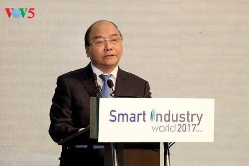 Nguyen Xuan Phuc au colloque sur le développement de l’industrie intelligente - ảnh 1