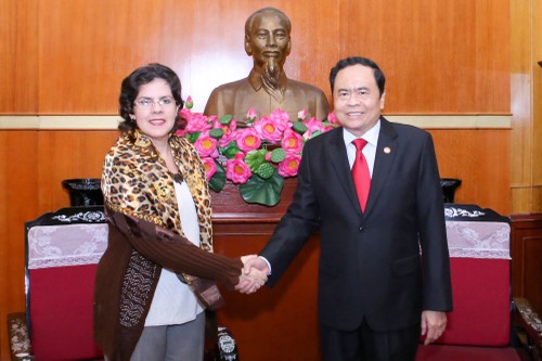 Le président du comité central du Front de la Patrie du Vietnam reçoit l’ambassadrice cubaine - ảnh 1