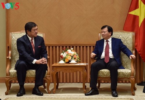 Le vice-Premier ministre Trinh Dinh Dung reçoit le PDG du groupe Mitsui - ảnh 1