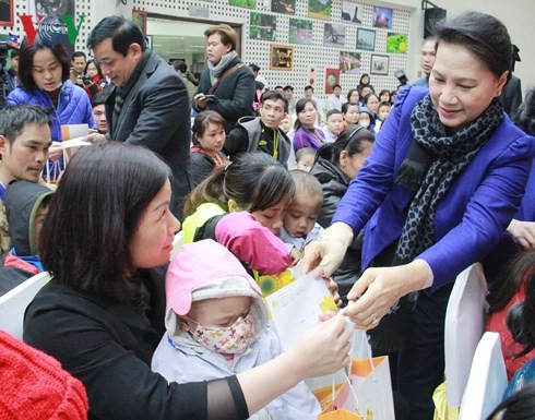 Nguyen Thi Kim Ngan offre des cadeaux aux enfants atteints de cancer - ảnh 1