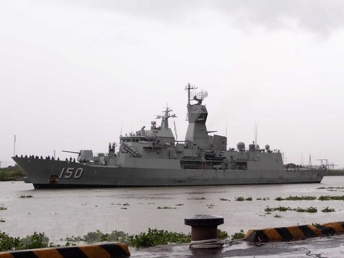 Trois navires de la Marine royale australienne en visite à Hô Chi Minh-ville - ảnh 1