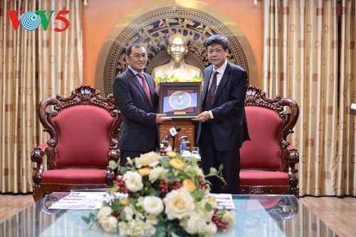 L’ambassadeur adjoint du Kazakhstan au Vietnam reçu par le vice-président de VOV - ảnh 1