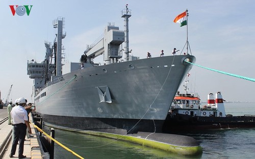 Trois navires de la Marine indienne en visite à Da Nang - ảnh 1