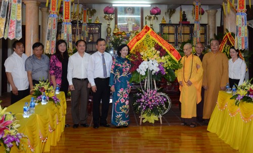 Truong Thi Mai rend visite à l’église bouddhique du Vietnam - ảnh 1