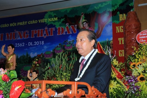 Le 2562e anniversaire de la naissance de Bouddha célébré au Vietnam - ảnh 1