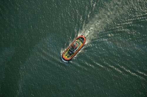 Indonésie : un navire chavire, un mort et des dizaines de disparus - ảnh 1