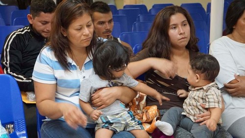 Un juge suspend les expulsions de familles de migrants réunies - ảnh 1