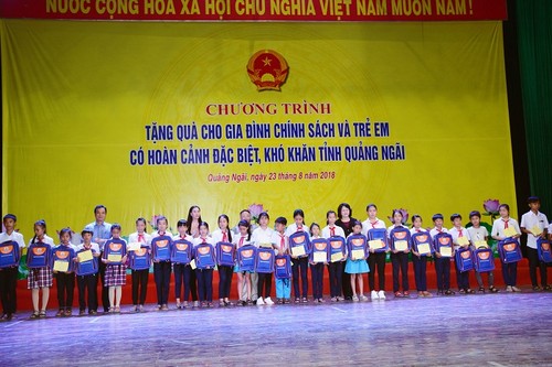 Dang Thi Ngoc Thinh distribue des cadeaux à des familles méritantes de Quang Ngai - ảnh 1