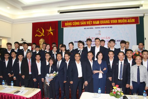Départ des Vietnamiens pour le 12e concours pour métier d’ingénieurs de l’ASEAN - ảnh 1