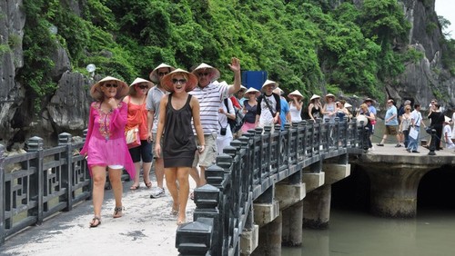 Plus de 1,3 million de touristes étrangers ont foulé le sol vietnamien en août - ảnh 1