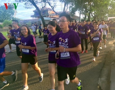 Mille cinq cents personnes au semi-marathon Hué 2018 - ảnh 1