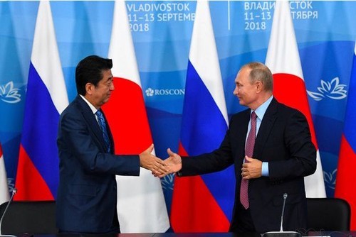 Vladimir Poutine propose à Shinzo Abe de conclure un traité de paix d'ici la fin de l'année - ảnh 1