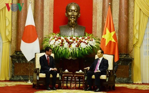 Le ministre japonais des Affaires étrangères reçu par Trân Dai Quang  - ảnh 1