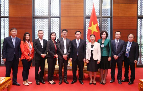 Vuong Dinh Huê rencontre des dirigeants des groupes financiers - ảnh 1