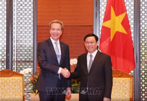 Le président du WEF : l’économie vietnamienne va enregistrer une croissance de 7% - ảnh 1