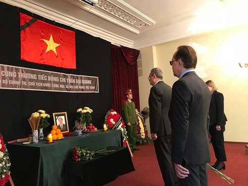 Руководители стран и вьетнамцы за границей выразили соболезнования в связи с кончиной Чан Дай Куанга  - ảnh 1