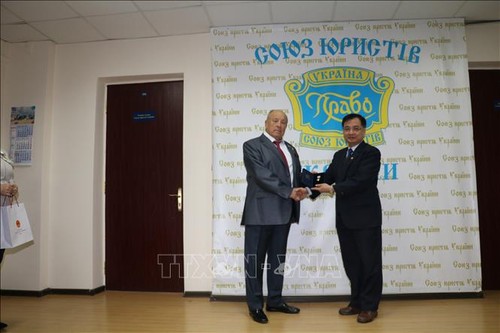 L’Ordre de l'État de droit et de la justice à l’ambassadeur du Vietnam en Ukraine - ảnh 1