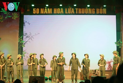 Programme artistique en hommage aux jeunes volontaires morts à Truông Bôn - ảnh 1