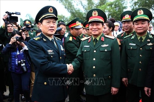 Coopération entre les armées et les populations de la région frontalière Phuc Hoa et Longzhou - ảnh 1