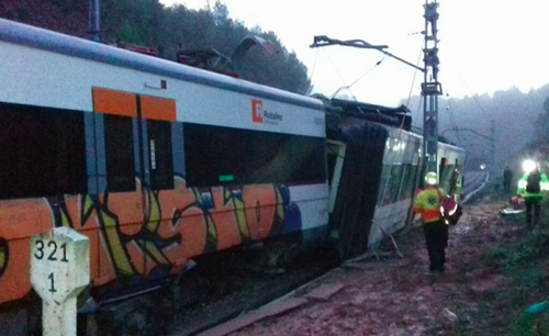 Espagne : un train déraille près de Barcelone après un éboulement - ảnh 1