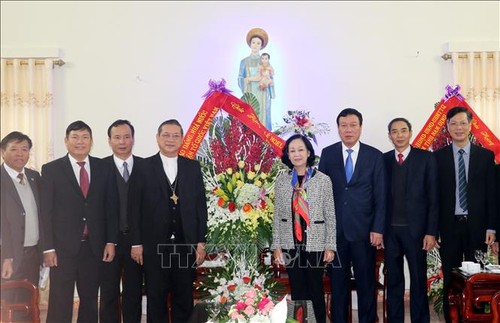Noël : la chef de la commission de sensibilisation présente ses voeux au diocèse de Bui Chu - ảnh 1