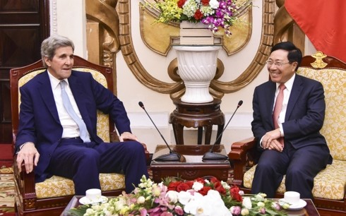 Pham Binh Minh rencontre l’ancien secrétaire d’État américain John Kerry - ảnh 1
