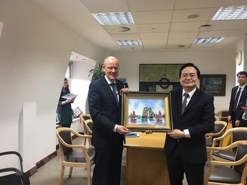 Le Vietnam et le Royaume-Uni souhaitent renforcer leur coopération en matière d'éducation - ảnh 1
