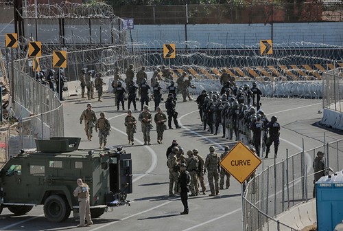 Les États-Unis renforcent la défense de la frontière avec le Mexique - ảnh 1