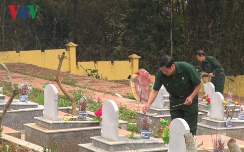 Offrande d’encens en mémoire des soldats tombés lors des conflits à la frontière du Nord  - ảnh 1