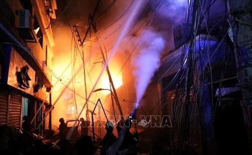 Au Bangladesh, un incendie fait près de 70 morts à Dacca - ảnh 1