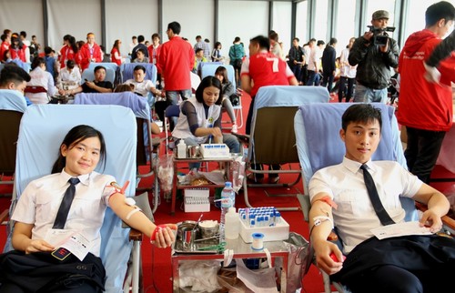 Ouverture de la campagne de don du sang «Printemps rose» - ảnh 1
