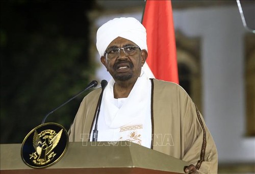 Soudan: Omar el-Béchir déclare l'état d'urgence et limoge le gouvernement  - ảnh 1