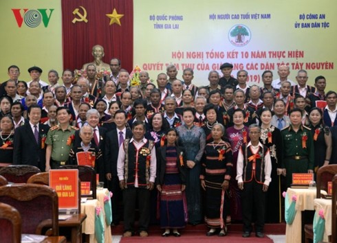Nguyên Thi Kim Ngân met en avant le rôle des patriarches des villages ethniques - ảnh 1