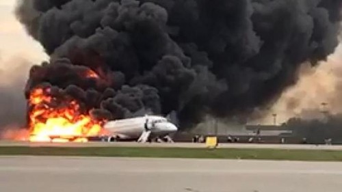 Russie: 41 morts dans le crash d'un avion qui s'embrase à l'atterrissage - ảnh 1