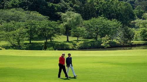 Trump au golf avec le Premier ministre japonais avant les discussions formelles - ảnh 1