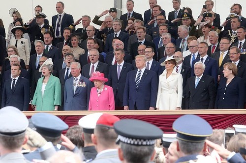 Elizabeth II remercie les héros du D-Day aux côtés de Trump et Macron  - ảnh 1