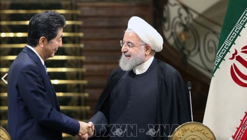 Attendu à Téhéran, le Premier ministre Japonais veut faire baisser la tension Iran-USA - ảnh 1