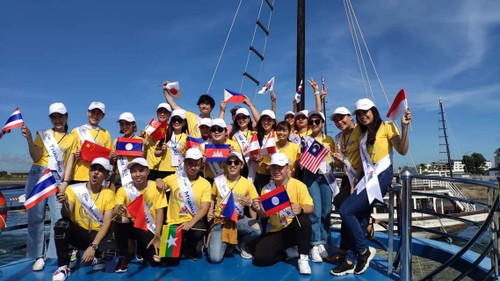 Les candidats du concours « Chants de l’ASEAN+3 » visitent la baie d’Ha Long - ảnh 1