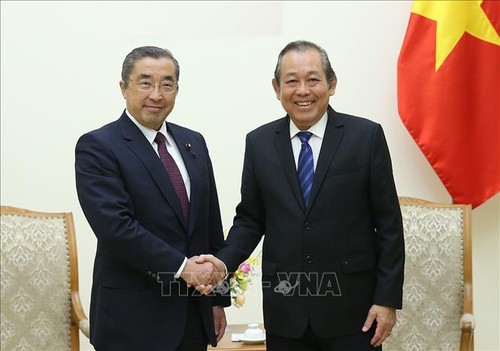 Le ministre d’Etat japonais pour les Affaires intérieures et les Communications en visite au Vietnam - ảnh 1