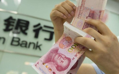 Chine : la banque centrale fixe le taux de change à plus de 7 yuans pour un dollar - ảnh 1