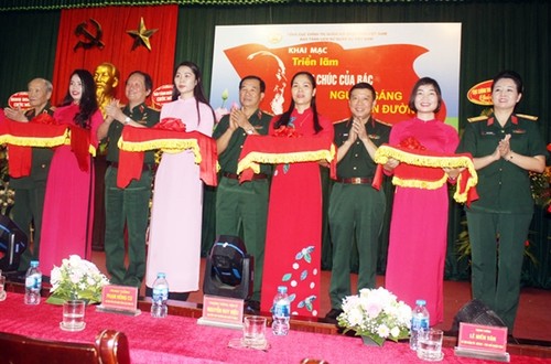 L’armée rend hommage au Président Hô Chi Minh - ảnh 1