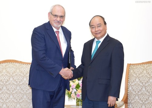 Le Premier ministre vietnamien reçoit le directeur exécutif de la Société financière internationale - ảnh 1