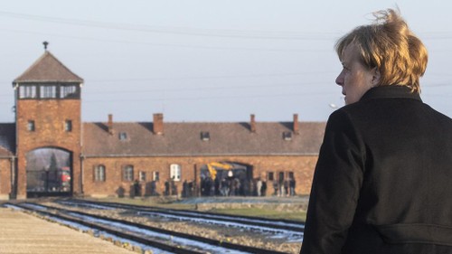 Angela Merkel se rend à Auschwitz pour la première fois - ảnh 1