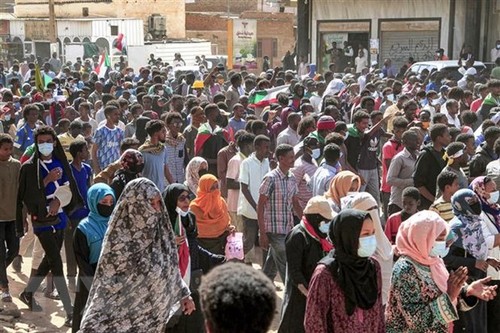 Soudan: des milliers de manifestants réclament un retour au pouvoir civil - ảnh 1