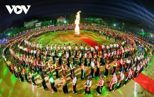 La danse xoè des Thaï sur la liste représentative du patrimoine culturel immatériel de l’Humanité - ảnh 2