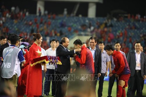 SEA Games 31: les dirigeants vietnamiens remettent des médailles aux meilleures équipes de football masculin - ảnh 1