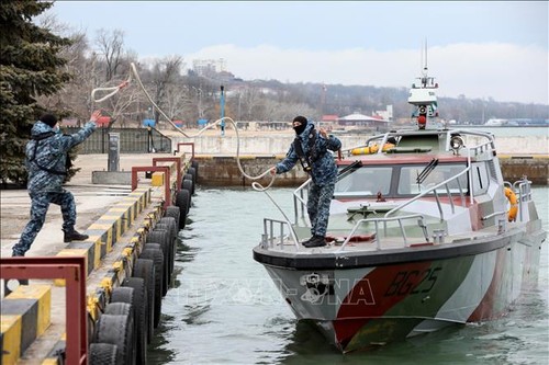 Moscou annonce la reprise des activités du port de Marioupol sous pavillon russe - ảnh 1