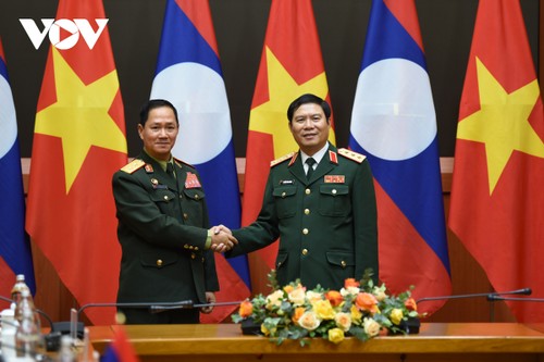 Le chef d'état-major général de l'Armée populaire du Laos en visite au Vietnam - ảnh 1