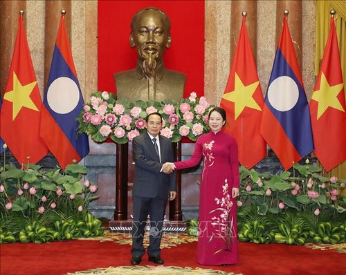 Bounthong Chitmany en visite officielle au Vietnam - ảnh 1