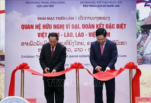 Vernissage d’une exposition sur les relations Vietnam-Laos à Vientiane - ảnh 1
